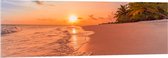 Acrylglas - Kalme Golven aanstromend op Strand bij Zonsondergang - 150x50 cm Foto op Acrylglas (Met Ophangsysteem)