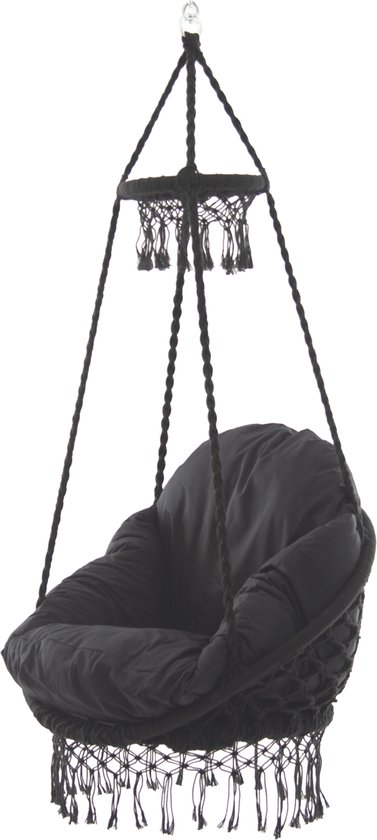 Zwarte macramé hangstoel met franjes en dik kussen, hangend aan touwen.