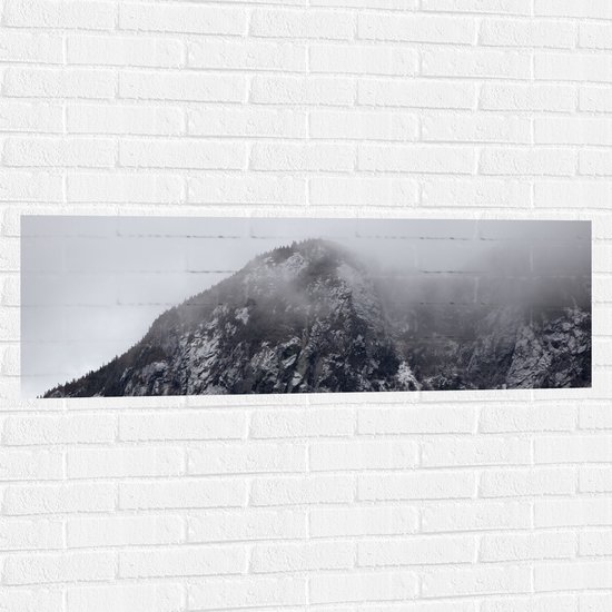 Muursticker - Hoge Berg met Bomen tussen de Mist - 120x40 cm Foto op Muursticker