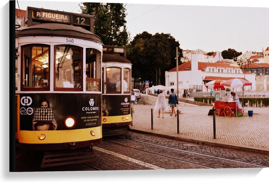 Canvas - Rijdende Tram - Portugal - 90x60 cm Foto op Canvas Schilderij (Wanddecoratie op Canvas)