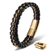 Zwarte gevlochten armband met gouden schakels en gouden sluiting, liggend op een witte ondergrond.