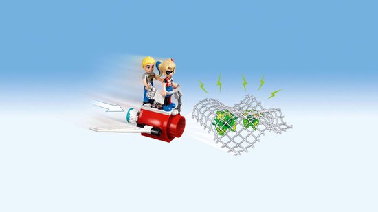 Twee LEGO-minifiguren op een rood met wit jetpack vliegen naar een gevangen groene krokodil in een net.