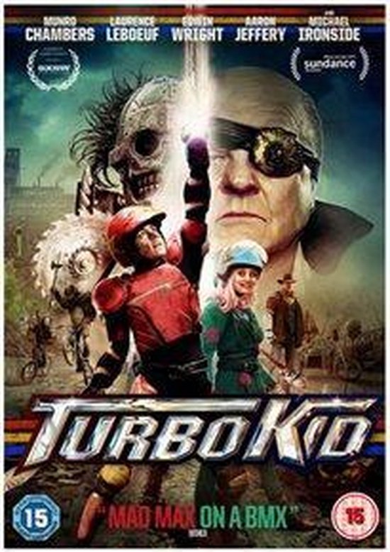 Poster voor de film Turbo Kid met een jongen in een rood harnas en een meisje met roze haar. De titel 'Turbo Kid' staat groot in beeld.