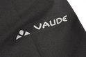 Close-up van het VAUDE-logo op een zwarte stof.