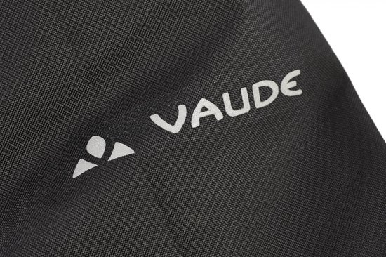 Close-up van het VAUDE-logo op een zwarte stof.