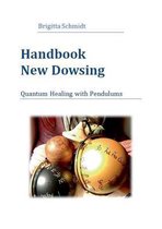 Boek "Handbook New Dowsing - Quantum Healing with Pendulums" met op de omslag diverse pendels en wereldbollen.