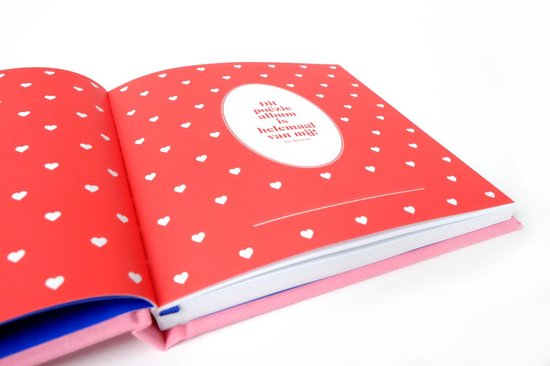Open roze poëziealbum met rode binnenzijde versierd met witte hartjes. Tekst in ovaal: 'Dit poëziealbum is helemaal van mij!'