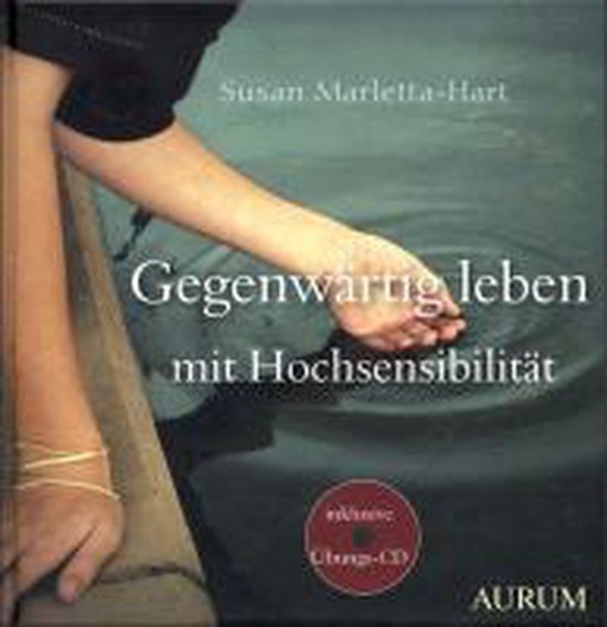Een close-up van een persoon die met de vingers in het water roert. De titel 'Gegenwärtig leben mit Hochsensibilität' staat op de cover.