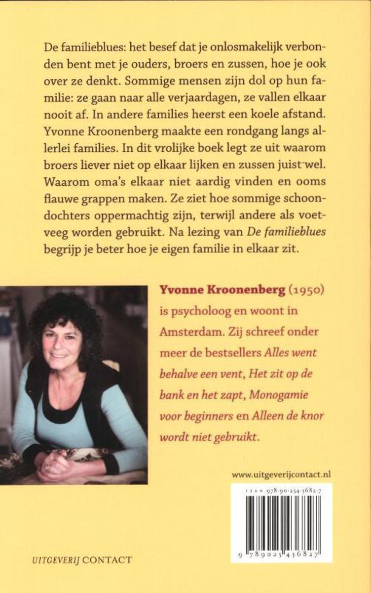 Vrouw met zwarte krullen en blauwe top zit op een bank. Tekst over Yvonne Kroonenberg.