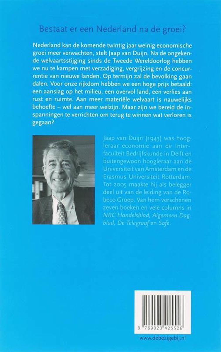 Zwart-witportret van een lachende oudere man met grijs haar, gekleed in een pak met das.