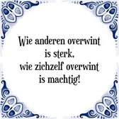 Tegeltje met Spreuk (Tegeltjeswijsheid): Wie anderen overwint is sterk, wie zichzelf overwint is machtig! + Kado verpakking & Plakhanger