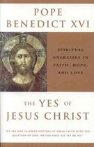 Boek "The Yes of Jesus Christ" van Paus Benedictus XVI met een icoon van Jezus.