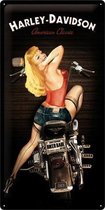 Harley-Davidson American Classic Red Biker Babe  Metalen wandbord in reliëf 25x50 cm