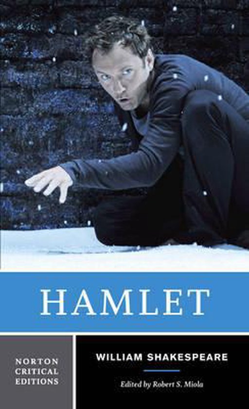 Hamlet, een boekcover met een acteur in een donkere outfit die gebaart, met sneeuwvlokken om hem heen. 'Hamlet' en 'William Shakespeare' staan op de voorkant.