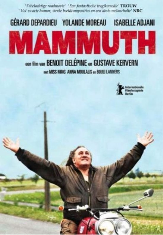 Gérard Depardieu lacht met zijn armen wijd op een motor, met de titel "MAMMUTH" boven hem.