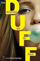 Boekomslag met de tekst "The designated DUFF ugly fat friend". Close-up van een meisje dat een kauwgombal blaast.