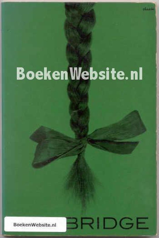 Groene achtergrond met een vlecht van donkergroen haar, vastgebonden met een groen lint.