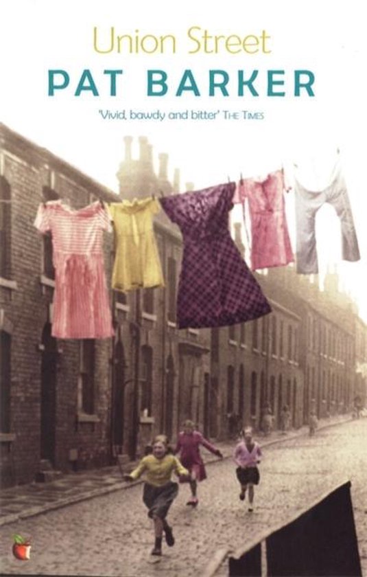 Livre 'Union Street' de Pat Barker, avec du linge suspendu à une corde à linge au-dessus d'une rue avec des enfants qui courent.