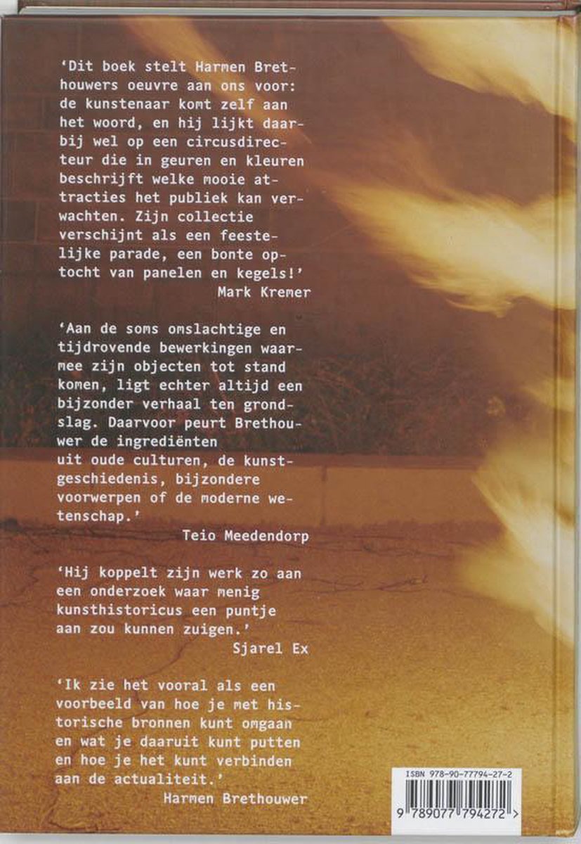 Achterkant van een boek met Nederlandse teksten en citaten over de kunst van Harmen Brethouwer.