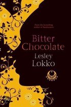 Boekomslag met de titel 'Bitter Chocolate' van Lesley Lokko, tegen een donkerbruine achtergrond met gele versieringen.