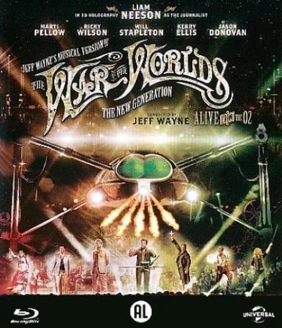 Blu-ray hoes van Jeff Wayne's musicalversie van The War of the Worlds: The New Generation. Met Liam Neeson en artiesten op een podium, onder een vliegende machine.