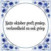 Tegeltje met Spreuk (Tegeltjeswijsheid): Natte oktober geeft geniep, verkoudheid en ook griep + Kado verpakking & Plakhanger