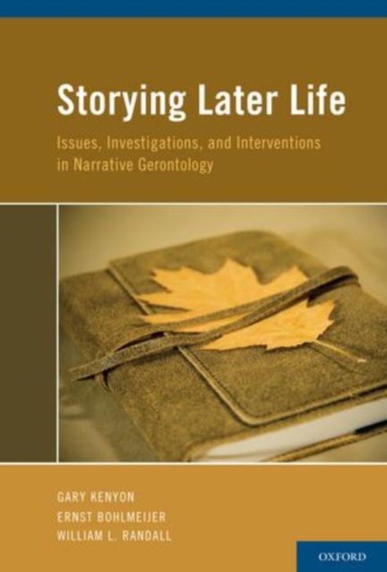 Boek 'Storying Later Life' met een bruin, suède omslag met een herfstblad en een leren bandje.