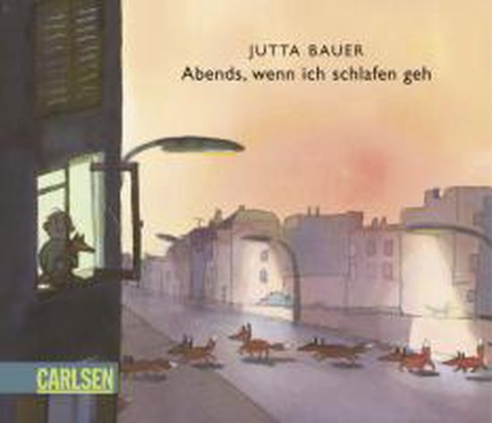 Een kind kijkt uit een raam naar een straat vol rennende vossen. Boven: JUTTA BAUER 'Abends, wenn ich schlafen geh'.