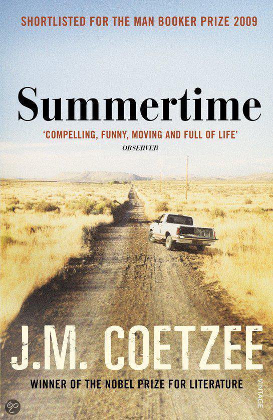 Boekomslag Summertime van J.M. Coetzee met een witte pick-up op een zandweg in een droog, uitgestrekt landschap.