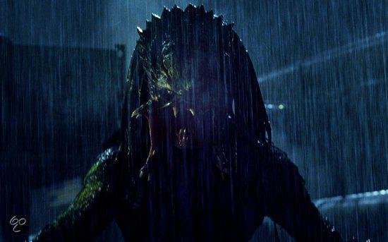 Predator met mandibles, blik op het gezicht, in de regen.