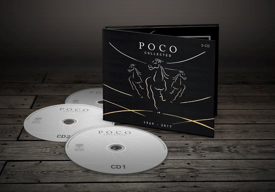 Zwarte 3-CD-hoes van Poco Collected, met gouden lijnen en drie paarden. De hoes toont 'POCO COLLECTED 1969 - 2017'. Drie cd's liggen ervoor.