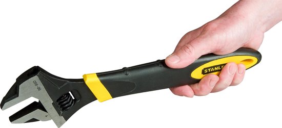 Hand met Stanley verstelbare moersleutel 90-950, met een zwart en geel handvat.