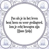 Tegeltje met Spreuk (Tegeltjeswijsheid): Pas als je in het leven bent heen en weer geslingerd, kun je echt bewogen zijn (Hans Stolp) + Kado verpakking & Plakhanger