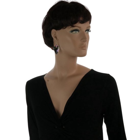 Mannequin met zwarte jurk en geometrische oorbellen met parelmoer en paarse details.