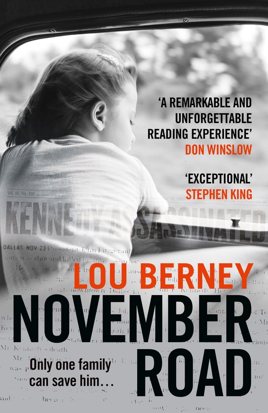 Boekomslag: een jong meisje kijkt over haar schouder, met de titel 'NOVEMBER ROAD' in grote letters.