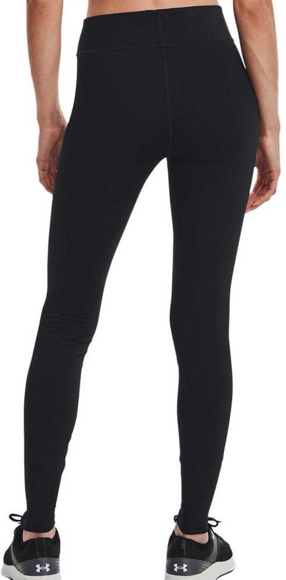 Zwarte sportlegging van Under Armour, achterkant zichtbaar. Model draagt sneakers.