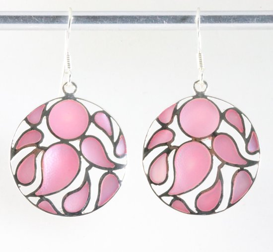 Ronde opengewerkte zilveren oorbellen met roze parelmoer