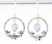 Ronde opengewerkte zilveren oorbellen met Australische opaal