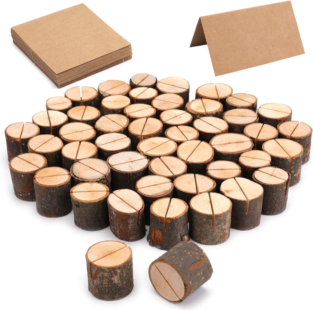 Set van 50 rustieke houten plaatskaarthouders met kraftpapieren kaarten, tafelnummerhouder en fotohouder voor bruiloftsfeestdecoratie en fotoweergave.