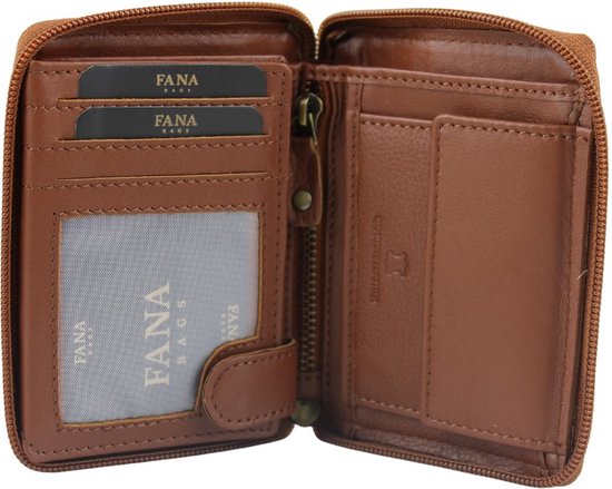 Bruine leren portemonnee met Fana logo, opengewerkt interieur met pasjes- en gelddruk.