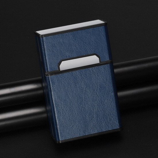 Donkerblauwe sigarettendoos met een leren textuur en een zilveren accent.