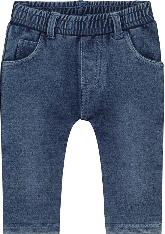 Voorkant van een donkerblauwe babyjeans met elastische tailleband, riemlussen en twee steekzakken.