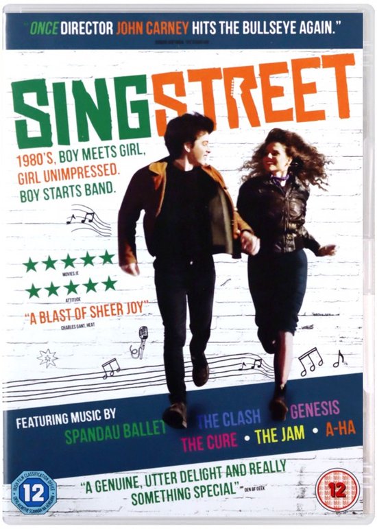 Sing Street dvd-hoes met een jongeman en een vrouw die samen rennen. Tekst: 'Sing Street', '1980's, boy meets girl, girl unimpressed. Boy starts band.'
