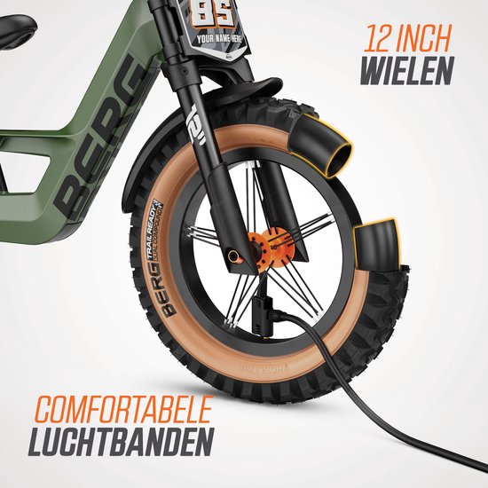 Groene loopfiets met 12 inch luchtbanden, velgen met oranje accenten en zwarte spatborden.