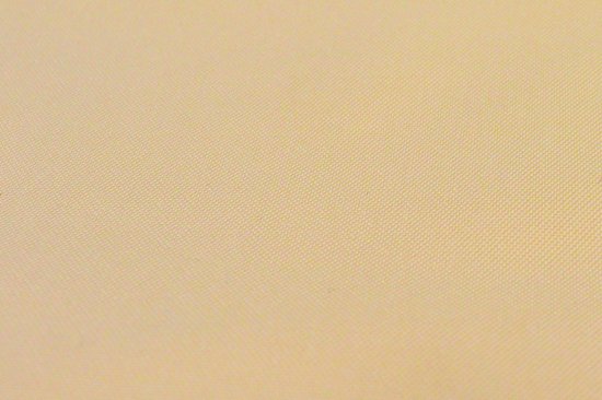 Beige schaduwdoek met een fijne textuur.
