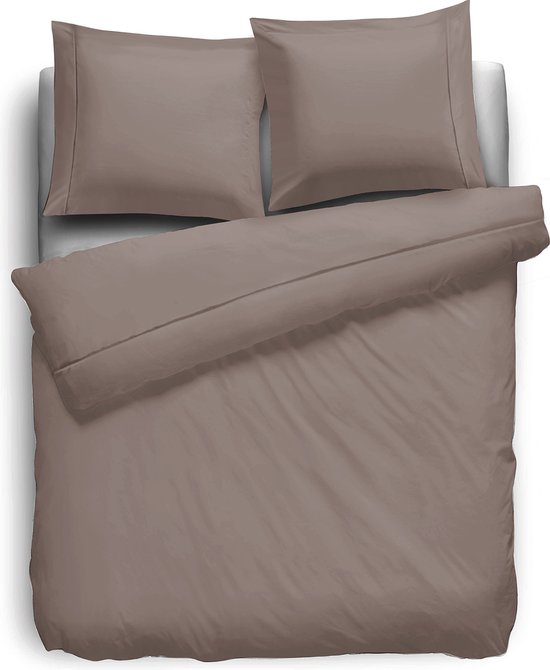 Taupe percal katoenen dekbedovertrek met twee kussenslopen, opgemaakt bed.