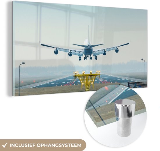 MuchoWow® Glasschilderij 120x60 cm - Schilderij glas - Vliegtuig landt op Schiphol - Foto op acrylglas - Schilderijen