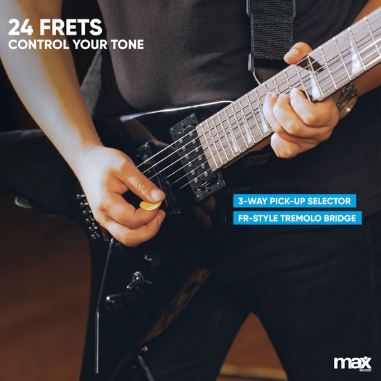 Close-up van een man die op een zwarte elektrische gitaar speelt, met 24 frets en een tremolo brug.
