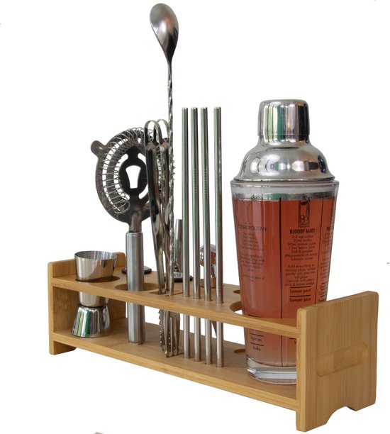 Cocktailset in houten houder met cocktailshaker, rietjes, maatbeker, muddler, zeef en barlepel.