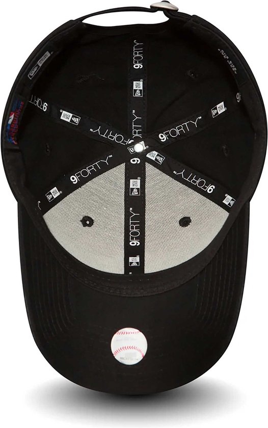 Intérieur d'une casquette New Era noire avec logos '9FORTY' et autocollants de baseball.